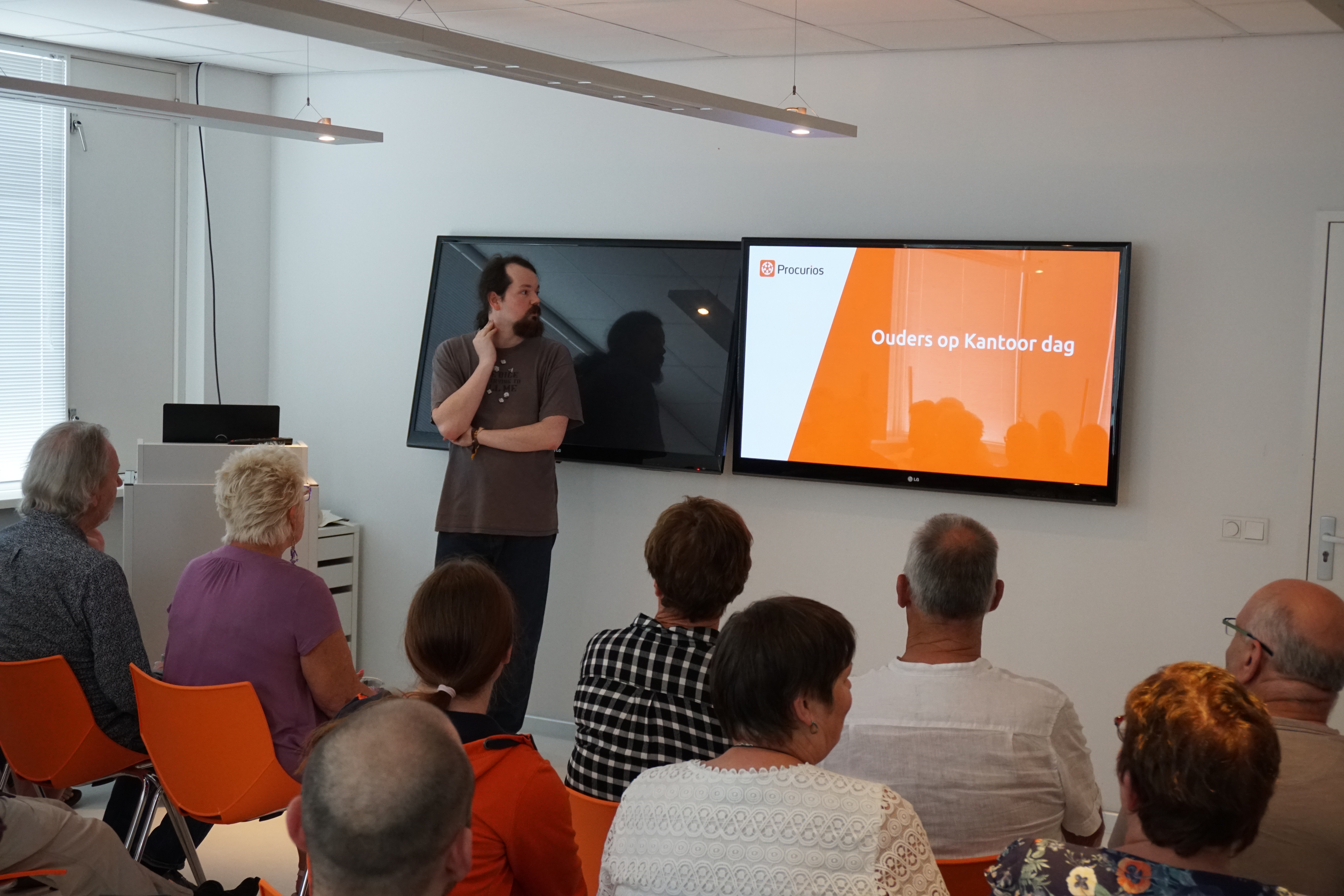 Erik introduceert het idee van de Ouders op Kantoor dag.