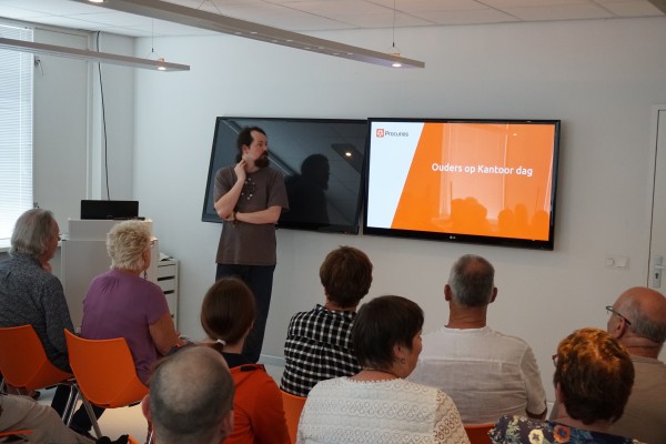 Erik introduceert het idee van de Ouders op Kantoor dag.