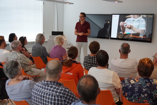 Martijn geeft de beroemde sales-pitch aan de aanwezige ouders.